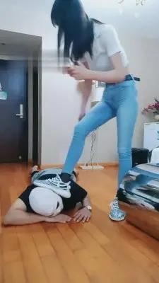 白斑马踩踏/手脚耳光/舔鞋底/深喉/坐脸窒息/踩踏喂食 G-210726-25