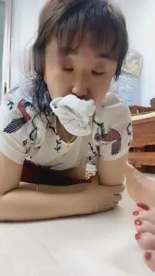 【歌迪丝】母狗跪在地上吃白棉袜 G-210730-5