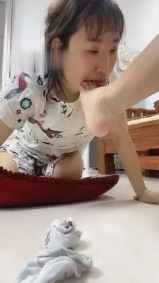 【歌迪丝】母狗跪在地上吃白棉袜 G-210730-5