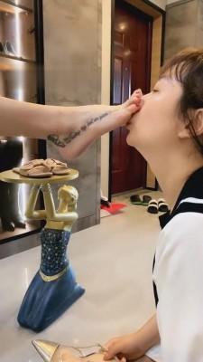 【歌迪丝】囚禁母狗伺候舔脚喂食 G-210731-14