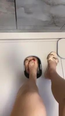 【歌迪丝】囚禁母狗做人体洗脚器 G-210728-16