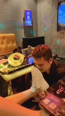 【弯弯小阿姨】KTV暴打贱狗-插吐素人 G-210801-15