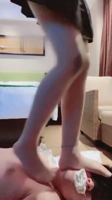 【陈甜女蒂】浓痰吐脸/全体重跳踩素人 G-210804-9