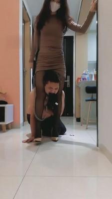 【滔滔】女神骑脖子遛狗 G-210804-8