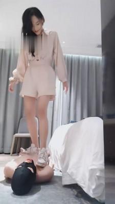 【莫瑶大大】御姐小白鞋短袜羞辱狗 G-210809-4