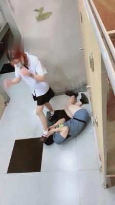 【美离子】精彩推荐-学校女公厕羞辱偷窥狂魔 G-210815-4