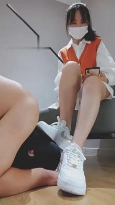 【奈奈】耐克小白鞋原味船袜羞辱/裸足碾压食物喂食 bf458