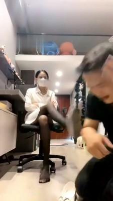 【弯弯小阿姨】伺候犯错被揪耳朵扇脸 bf457