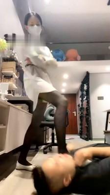 【弯弯小阿姨】伺候犯错被揪耳朵扇脸 bf457