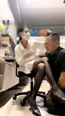 【弯弯小阿姨】伺候犯错被揪耳朵扇脸 bf457