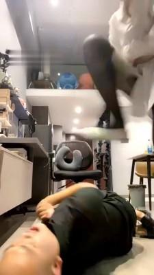 【弯弯小阿姨】伺候犯错被揪耳朵扇脸 bf457