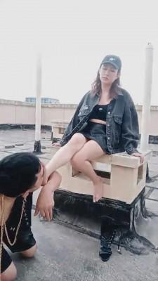 【刘二狗】天台舔鞋舔脚极度羞辱专场 bf676