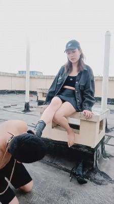 【刘二狗】天台舔鞋舔脚极度羞辱专场 bf676