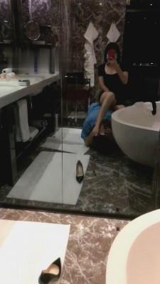 【江门大佬】圈养人形犬浴缸伺候舔脚 bf662