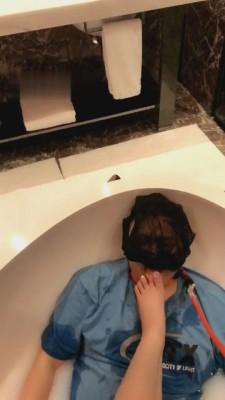 【江门大佬】圈养人形犬浴缸伺候舔脚 bf662