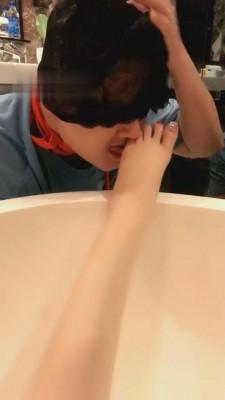 【江门大佬】圈养人形犬浴缸伺候舔脚 bf662