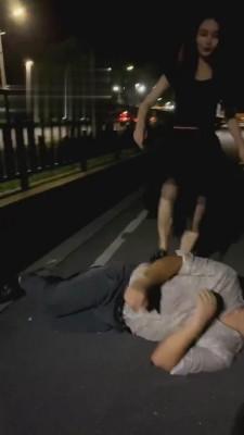 【番番奶奶】户外尾随美女被暴打 bf809