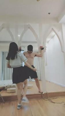 【丫丫啊】吊绑封嘴强制运动鞋踢裆 G-210831-7