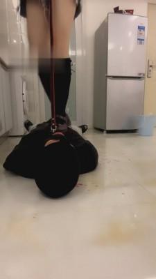 【云云酱】强制滴蜡全体重踩踏 bf833