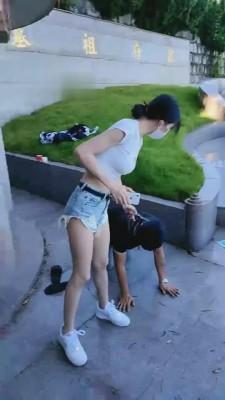 【暴力美学】脏鞋爱好者必看!户外舔脏鞋强迫吃泥巴 bf524