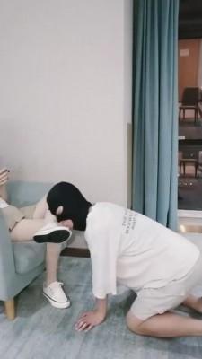 【晨希】帆布鞋白丝踩踏贱狗 bf503