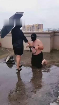 【燃一】雨天户外超羞辱玩狗 bf659