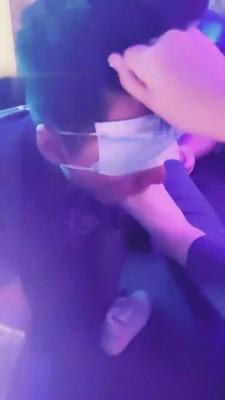 【雪儿】小白鞋原味白棉袜KTV羞辱双狗 bf643