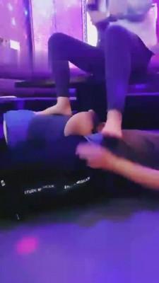 【雪儿】小白鞋原味白棉袜KTV羞辱双狗 bf643