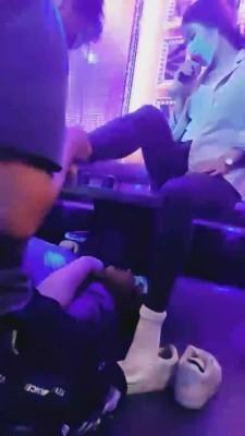 【雪儿】小白鞋原味白棉袜KTV羞辱双狗 bf643