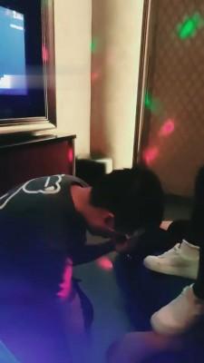 【雪儿】小白鞋原味白棉袜KTV羞辱双狗 bf643