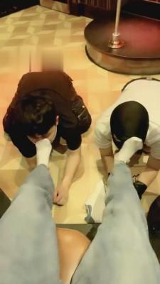 【希希子】双奴KTV调-尝试开发素人舔脚/喝圣水 bf649