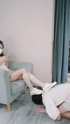 【晨希】帆布鞋白丝踩踏贱狗【续集】 bf511