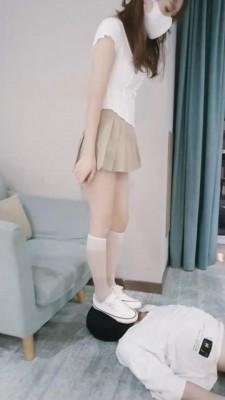 【晨希】帆布鞋白丝踩踏贱狗【续集】 bf511