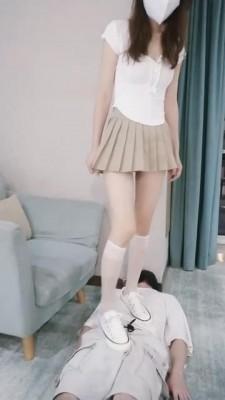 【晨希】帆布鞋白丝踩踏贱狗【续集】 bf511