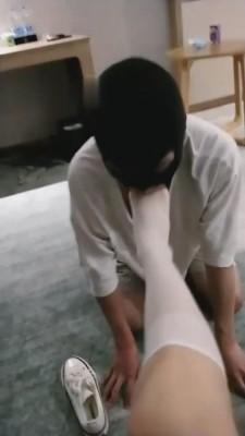 【晨希】帆布鞋白丝踩踏贱狗【续集】 bf511