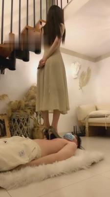 【诗诗】双胞胎高跟鞋全体重踩踏 G-210819-6