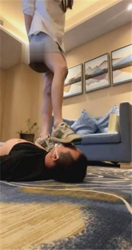 【阿月】无底线踩踏-强制深喉-耳光踹头-腿绞转胯 G-210822-23