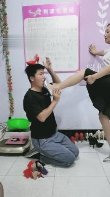 【魔蝎女王】房东半夜偷窥被收拾 G-210823-4