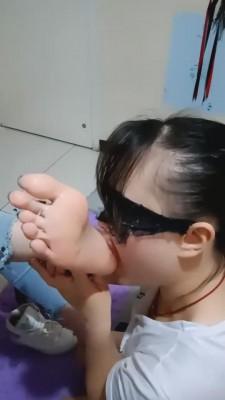 【女慕乐】舌头清理主人鞋底美足 G-210823-3