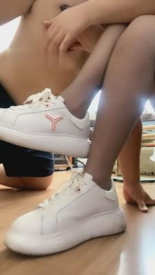 【思诺】小姐姐灰丝运动鞋虐脚下奴 G-210823-31