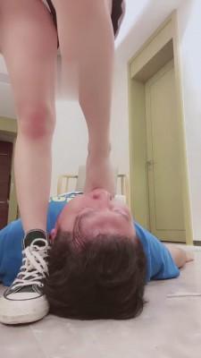 【甜依】帆布鞋白袜羞辱脚奴【双视角版】 bf15447