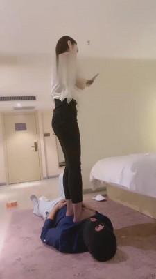 【川野尤娜】长腿模特蹂躏家奴 bf15758