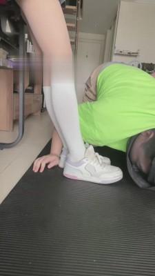 【苏儿】大学生S脏臭脚辱脚垫【完整版】 bf15729