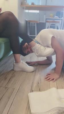 【欣欣S】黑丝棉袜小白鞋玩畜生 bf15738