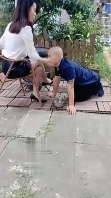 【绯闻王妃】户外遛狗喂食 bf16063