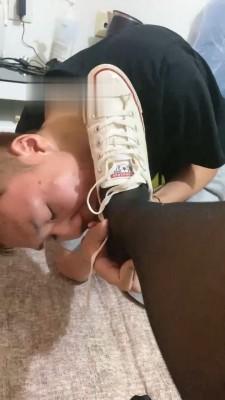 【鬼鬼】帆布鞋丝袜诱惑调教贱狗 bf16012