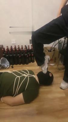 【霁月s】捆绑运动鞋踩踏羞辱贱狗 bf16020