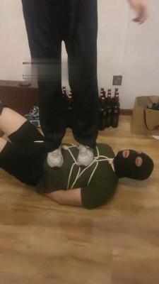 【霁月s】捆绑运动鞋踩踏羞辱贱狗 bf16020