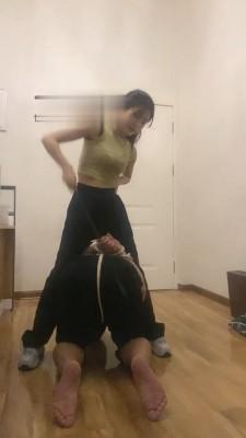 【霁月s】捆绑运动鞋踩踏羞辱贱狗 bf16020