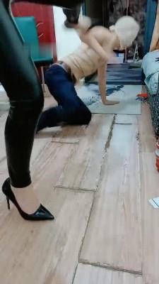 【绯闻王妃】皮裤高跟虐待捆绑奴/耳光/踢踹/踩狗爪 JS220723